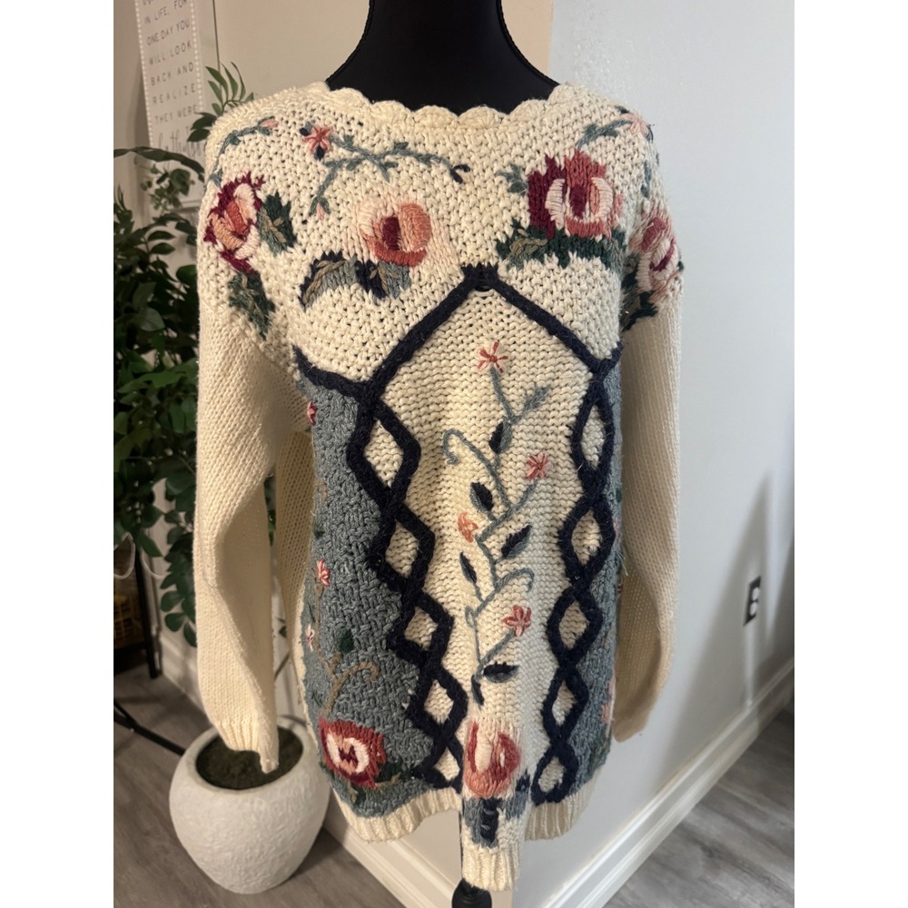 Colleen's Collectables Vintage Hand Knit Floral Embroidered Sweater Cream Small